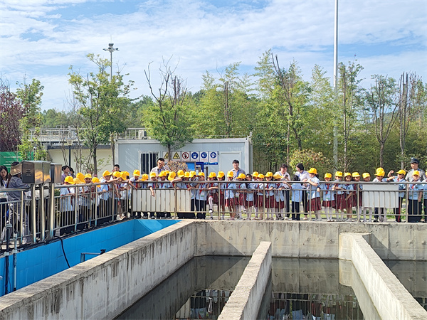 50余名师生走进水环境公司商南县污水处理厂探索污水治理“绿色密码”1.jpg